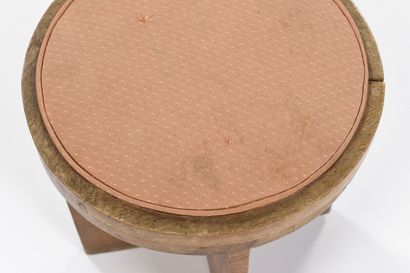 null TRAVAIL 1940

Tabouret à assise circulaire recouvert d'un textile à motif à...