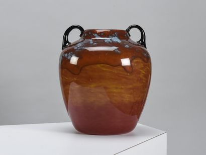 null SCHNEIDER (XXème siècle)

Vase de forme amphore pansu à col rétréci.

Verre...