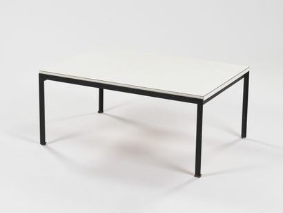 null Florence KNOLL (1917 - 2019)

Table basse modèle T-angle à structure en métal...