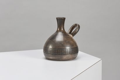 null Guy-Roland MARCY (1925)

Vase de forme renflée à col rétréci à une anse en céramique...