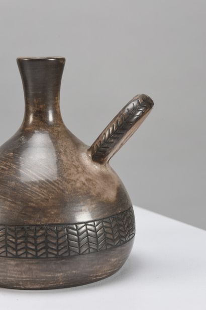 null Guy-Roland MARCY (1925)

Vase de forme renflée à col rétréci à une anse en céramique...