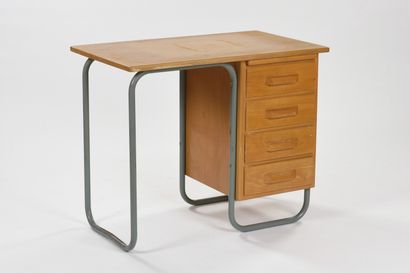 null TRAVAIL MODERNISTE, Dans l'esprit de Marcel BREUER

Bureau à structure en métal...