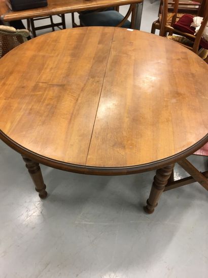 null Table en bois de forme circulaire

D : 121 cm