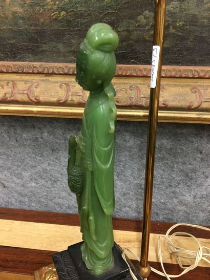 null Lampe avec figure en jade

H : 52 cm