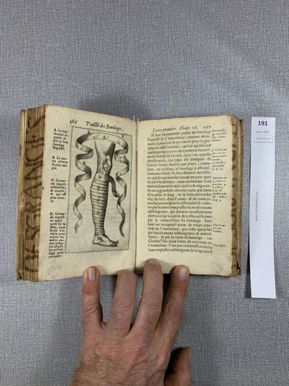 null De Marc. Traité des bandages de la chirurgie. 1 volume relié vélin. Paris, 1618....