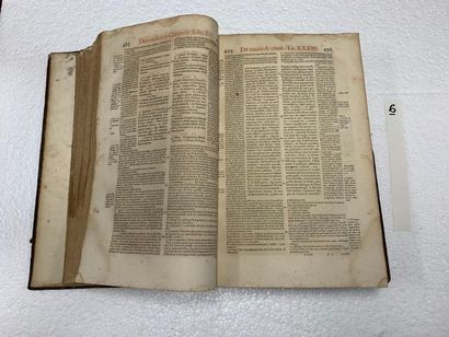 null Décrets du Pape Grégoire IX. 1613. 1 volume in-folio. Reliure cuir aux armes....