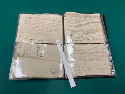  MANUSCRIT Un fort lot de de documents manuscrits XVIIIe conservés dans un class...