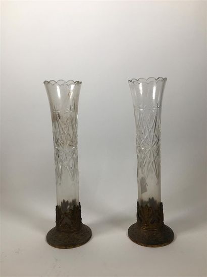 null Paire de vases en cristal taillé et monture bronze à décor de plamettes ajourée,...