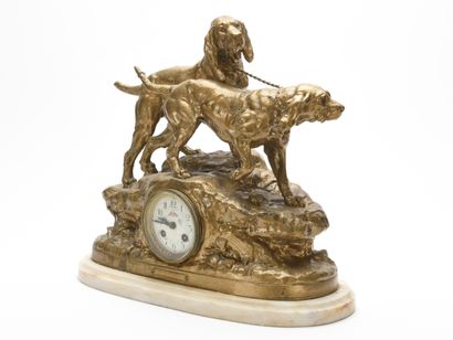 null VALTON

Importante pendule en régule à décor de chiens de chasse sur un tertre

Socle...