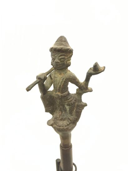 null Pinceau à encre tibétain avec une sculpture en bronze patiné

Inde

H : 39 ...