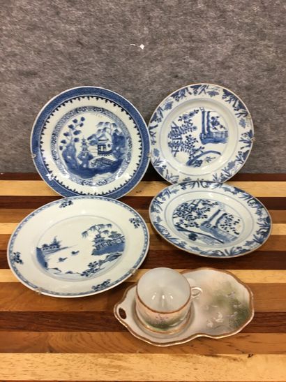null CHINE, quatre assiettes bleues et blanches en porcelaine, à décor de pagode...