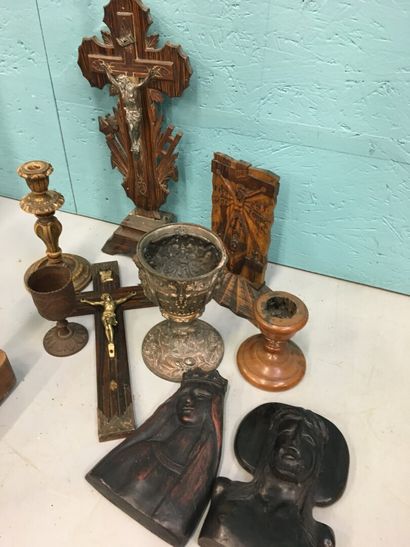 Lot d'objets religieux dont bougeoirs, coupes,...