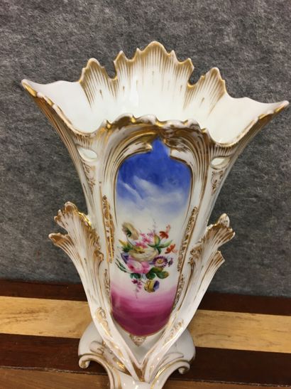 null Vase d'autel en porcelaine peinte

H : 35 cm