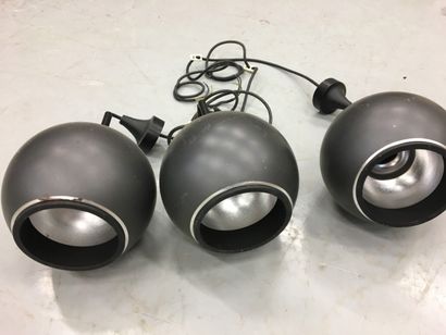 null Trois suspensions en forme de globe de couleur noire

H globe : 21 cm