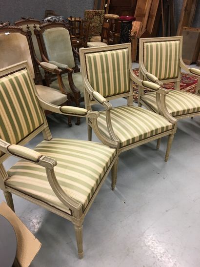  Quatre fauteuils de style Louis XVI