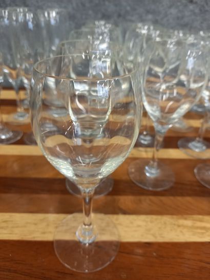 null Lot de verres en cristal dont 8 flutes, 12 veres à vin et 11 verres à eau