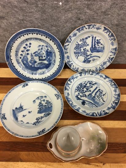 null CHINE, quatre assiettes bleues et blanches en porcelaine, à décor de pagode...
