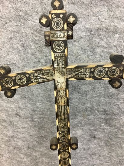 null Croix d'autel en bois nacrée (petits manques et accidents)

H: 52 cm