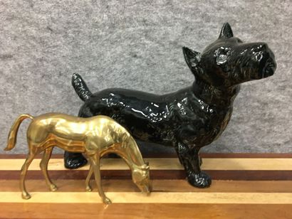 null Un chien en porcelaine joint cheval en laiton doré

L chien : 38 cm