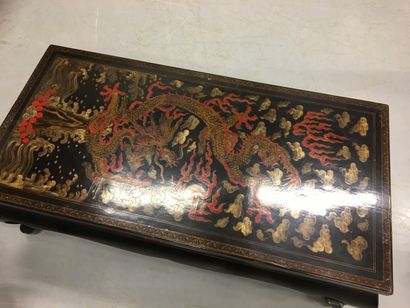 null Table basse chinoise ornée d'un dragon sur un panneau de laque double face

H...