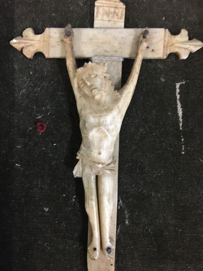 null Crucifix en ivoire 

H de la croix: 15 cm