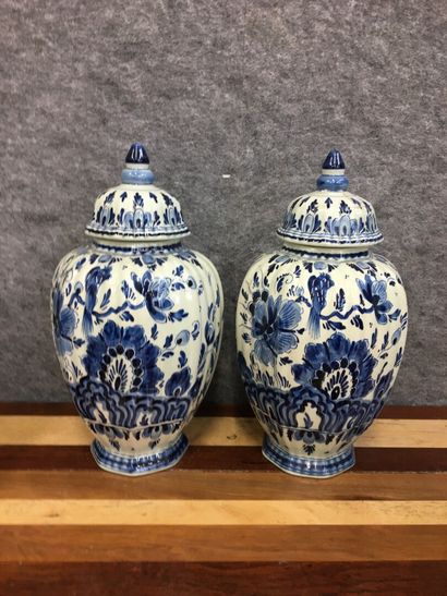null Paire de vases couverts en faïence de Delft

H: 34 cm 

Restauré à l'un des...