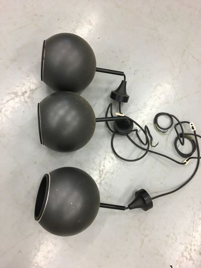 null Trois suspensions en forme de globe de couleur noire

H globe : 21 cm