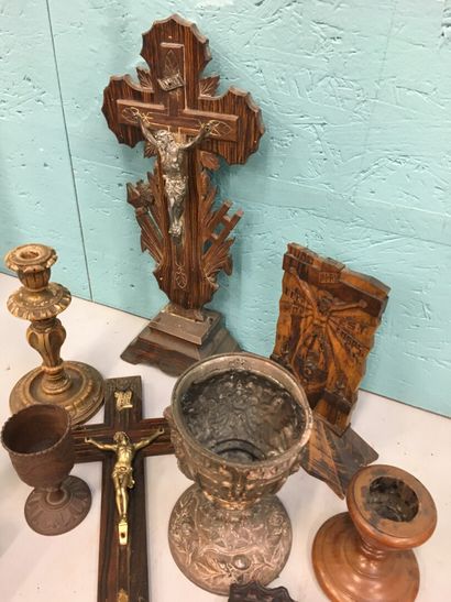 null Lot d'objets religieux dont bougeoirs, coupes, crucifix et calices