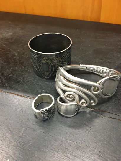 null Lot de bijoux en métal argenté : un bracelet deux bagues fabriqué avec des couverts

Joint...