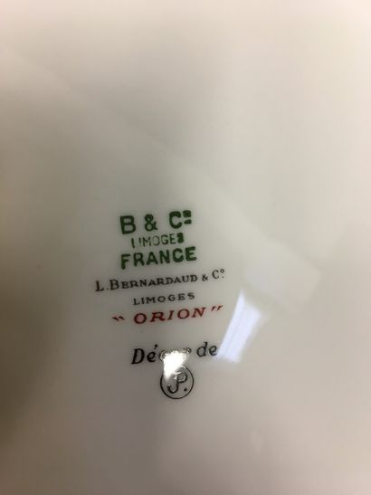 null BERNARDAUD, service de table en porcelaine, modèle ORION, 

Comprenant huit...