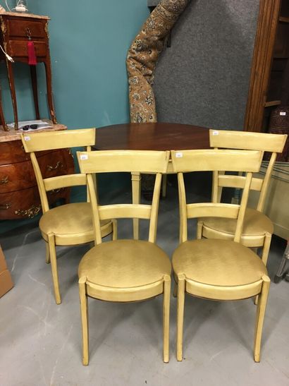 null Meubles GRANGE

Table et quatre chaises en bois laqué

D : 116 cm