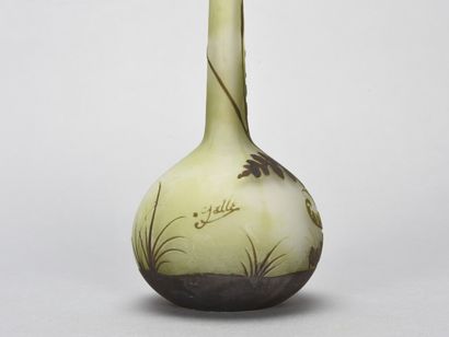 null Émile GALLÉ (1846-1904)

Vase en verre double à corps sphérique et long col...