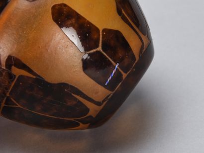 null LE VERRE FRANÇAIS

Vase de forme toupie en verre doublé marmoréen brun orangé...