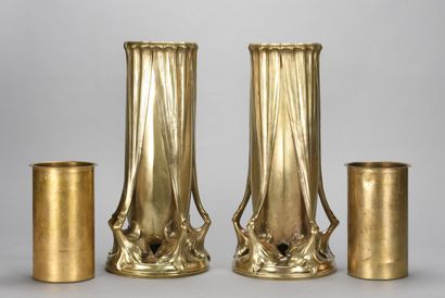 null Léon KANN (1859 - 1925) 

Paire de vases de forme légèrement obus en bronze...