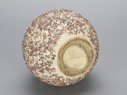 null gLouis-Auguste DAGE (1885-1963) 

Vase de forme boule à col renflé en céramique...