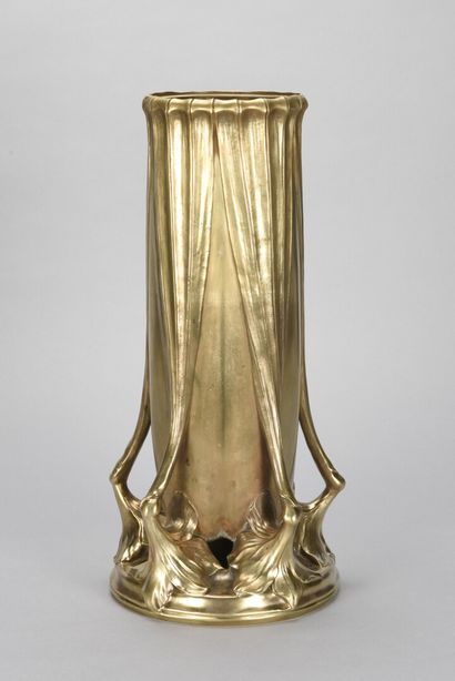 null Léon KANN (1859 - 1925) 

Paire de vases de forme légèrement obus en bronze...