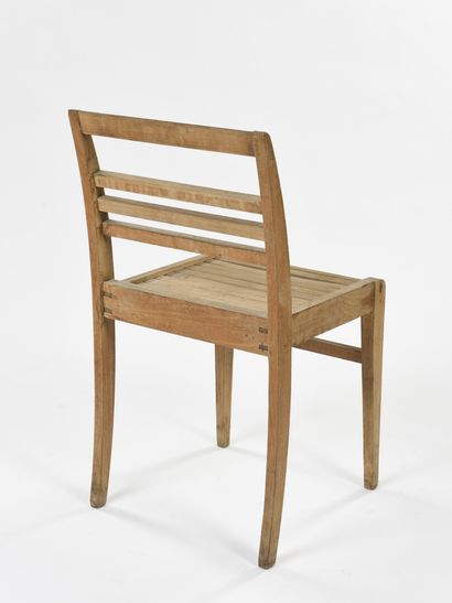 null René GABRIEL (1899-1950)

Suite de trois chaises modèle 103 en chêne à dossier...
