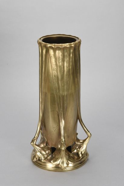 null Léon KANN (1859 - 1925) 

Paire de vases de forme légèrement obus en bronze...