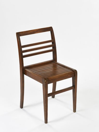 null René GABRIEL (1899-1950)

Suite de quatre chaises modèle 103 en chêne à dossier...