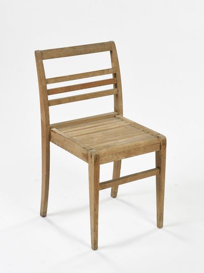 null René GABRIEL (1899-1950)

Suite de trois chaises modèle 103 en chêne à dossier...