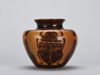 null LE VERRE FRANÇAIS

Vase de forme toupie en verre doublé marmoréen brun orangé...