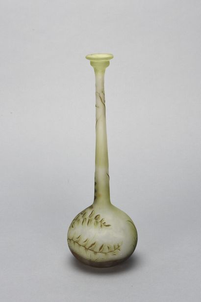 null Émile GALLÉ (1846-1904)

Vase en verre double à corps sphérique et long col...
