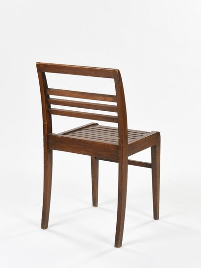 null René GABRIEL (1899-1950)

Suite de quatre chaises modèle 103 en chêne à dossier...