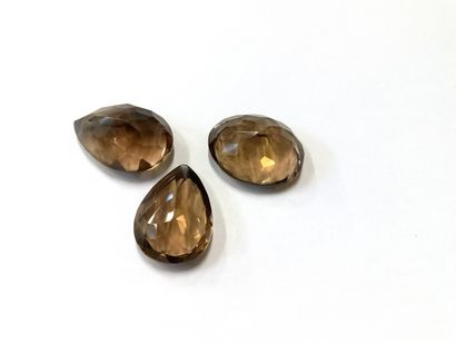 null 3 quartz fumés (2 poires et 1 ovale) pour un poids total de 89,75 carats.