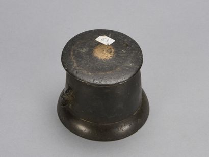 null Petit mortier d'apothicairerie en bronze 

17ème siècle 

H : 7cm 

(fente)