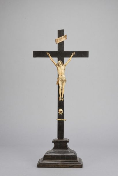 null Christ en ivoire sculpté en haut relief avec memento mori

18ème siècle 

H...