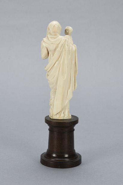 null Vierge à l'Enfant en ivoire sculpté, 

Dieppe début 19ème

H du sujet: 17 cm

H...