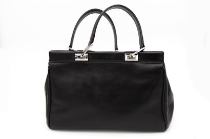 null LANCEL. Balancel. Sac à main en cuir noir 

Dimensions : Hauteur : 21 cm Longueur:...