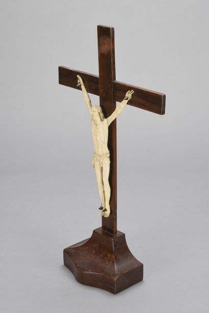 null Christ en ivoire sculpté en haut-relief

18ème siècle 

H du sujet : 26cm -...