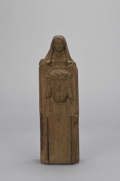 null Elément de boiserie sculpté figurant Sainte Véronique tenant la Sainte Face...